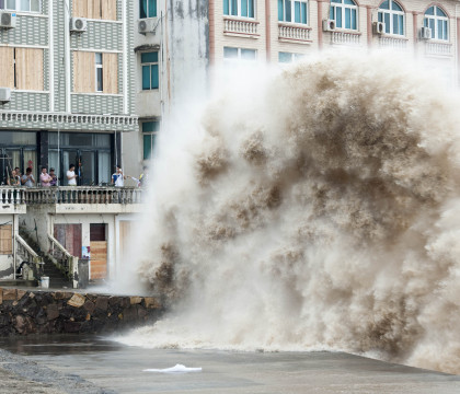 China, lovita de cel mai puternic taifun din ultimii 60 de ani. 865.000 de persoane au fost evacuate China, lovita de cel mai puternic taifun din ultimii 60 de ani. 865.000 de persoane au fost evacuate