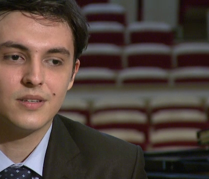 Un tanar tenor roman i-a cucerit pe cei mai exigenti profesori din lume. Cariera lui depinde si de sprijinul celorlalti Un tanar tenor roman i-a cucerit pe cei mai exigenti profesori din lume. Cariera lui depinde si de sprijinul celorlalti