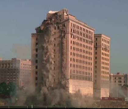 Hotel construit in anii \'20, demolat prin implozie. Operatiunea a costat 900.000 de dolari. FOTO Hotel construit in anii \'20, demolat prin implozie. Operatiunea a costat 900.000 de dolari. FOTO