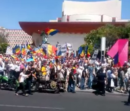 Hora Unirii la Universitate. Cum au fost intampinati cei 1000 de tineri plecati pe jos din Chisinau, intr-un mars al unirii Hora Unirii la Universitate. Cum au fost intampinati cei 1000 de tineri plecati pe jos din Chisinau, intr-un mars al unirii