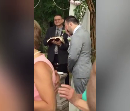 Emotie fara margini pentru un mire. Barbatul a izbucnit in plans cand si-a vazut mireasa, la nunta. VIDEO Emotie fara margini pentru un mire. Barbatul a izbucnit in plans cand si-a vazut mireasa, la nunta. VIDEO