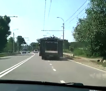 Accident uluitor in Crimeea. Ce s-a intamplat cu o platforma care transporta un tanc al armatei rusesti Accident uluitor in Crimeea. Ce s-a intamplat cu o platforma care transporta un tanc al armatei rusesti