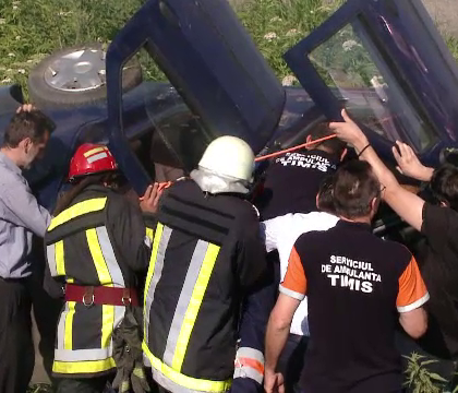 Drum catre manastire cu ghinion. Doua femeie, grav ranite, dupa ce masina in care se aflau a fost spulberata de un tractor Drum catre manastire cu ghinion. Doua femeie, grav ranite, dupa ce masina in care se aflau a fost spulberata de un tractor
