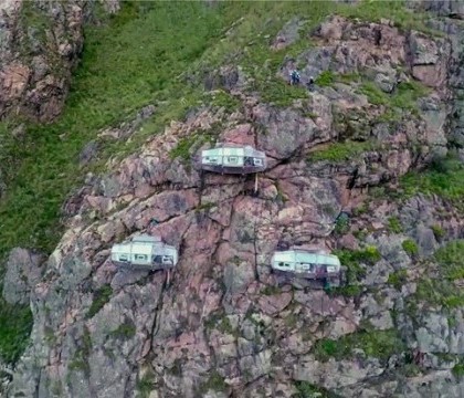 Cum arata capsulele pentru turistii curajosi, montate pe stancile din Peru, la 120 de metri altitudine: FOTO si VIDEO