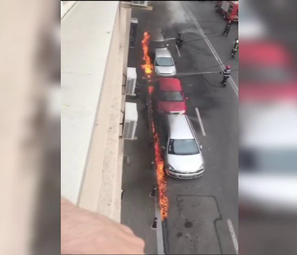 O masina a luat foc la 10 minute dupa ce a fost parcata in centrul Bucurestiului. Alte doua autoturisme au ars in incendiu O masina a luat foc la 10 minute dupa ce a fost parcata in centrul Bucurestiului. Alte doua autoturisme au ars in incendiu