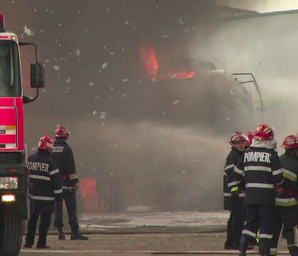 Pericol mare de explozie. Patru cisterne cu 100 de tone de combustibil au luat foc