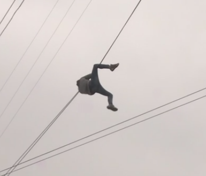 Un rus a treversat, agatat de cablurile de telefon, o cunoscuta strada din Sankt Petersburg. VIDEO Un rus a treversat, agatat de cablurile de telefon, o cunoscuta strada din Sankt Petersburg. VIDEO