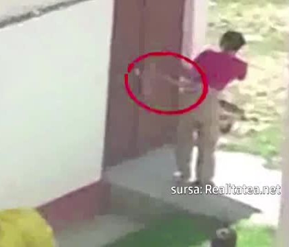 Imagini cu un baiat bolnav legat cu o funie de geam si lasat in soare de ingrijitoare Imagini cu un baiat bolnav legat cu o funie de geam si lasat in soare de ingrijitoare