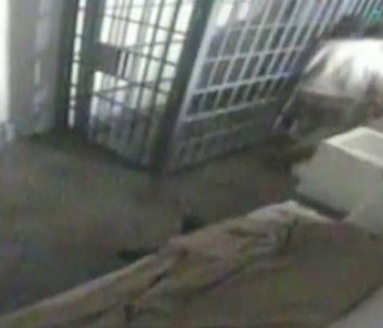 Momentul in care "El Chapo", lordul drogurilor, a evadat din celula sa, surprins de camere. Filmarea a fost facuta publica