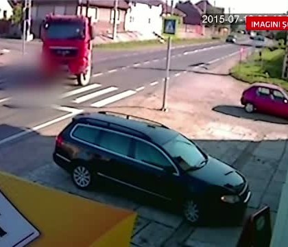 Imaginile va pot afecta emotional. O mama si fiul ei, spulberati pe o trecere de pietoni din Sibiu, de un camion