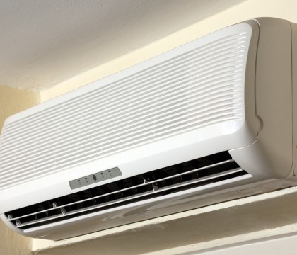 Te imbolnaveste aerul conditionat? Ce risti daca stai o zi intreaga intr-o incapere racita artificial