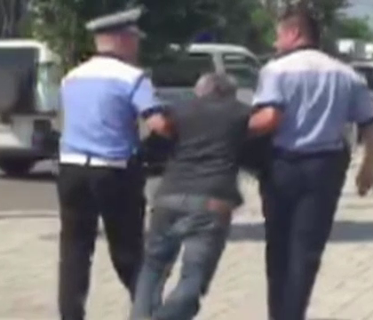 2 politisti au confundat o criza de diabet cu o betie. Aventura cumplita prin care a trecut un sofer caruia i s-a facut rau 2 politisti au confundat o criza de diabet cu o betie. Aventura cumplita prin care a trecut un sofer caruia i s-a facut rau