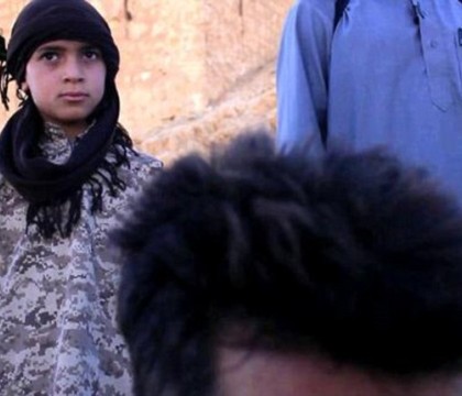 "Puii de leu ai califatului". O noua inregistrare video a Statului Islamic arata un copil de 10 ani care executa un prizonier "Puii de leu ai califatului". O noua inregistrare video a Statului Islamic arata un copil de 10 ani care executa un prizonier
