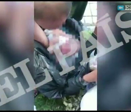 Bebelus abandonat de mama lui in Spania, intr-un tomberon. Momentul in care este salvat de 2 membri ai Garzii Civile - VIDEO