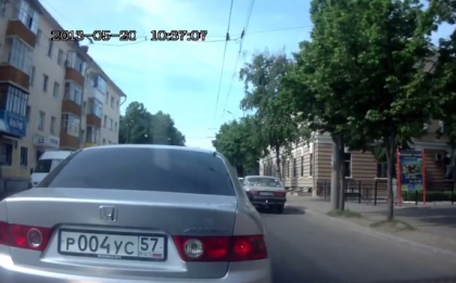 "Nimeni nu poate sa faca asa ca mine"! Ce pateste un sofer laudaros dupa ce se da tare in trafic. VIDEO "Nimeni nu poate sa faca asa ca mine"! Ce pateste un sofer laudaros dupa ce se da tare in trafic. VIDEO