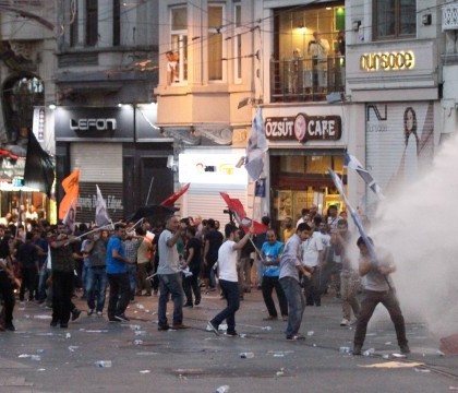 ATENTATUL din Turcia: Proteste violente si masuri de securitate sporite, dupa atacul soldat cu 30 de morti si 100 de raniti ATENTATUL din Turcia: Proteste violente si masuri de securitate sporite, dupa atacul soldat cu 30 de morti si 100 de raniti