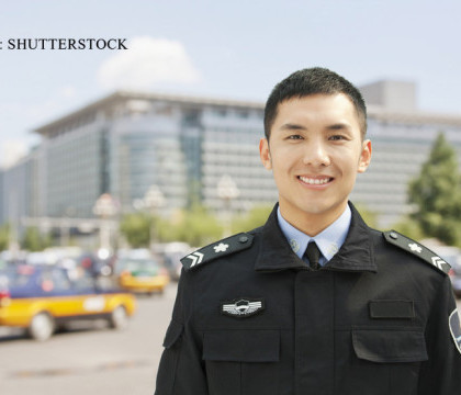 Un escroc din China si-a facut sectie de politie in apartament si s-a dat drept agent. Cum a fost prins in final