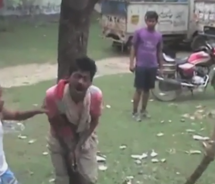 Cum este pedepsit un violator in India. Suspectul a fost legat de un copac si batut de multimea furioasa. VIDEO Cum este pedepsit un violator in India. Suspectul a fost legat de un copac si batut de multimea furioasa. VIDEO
