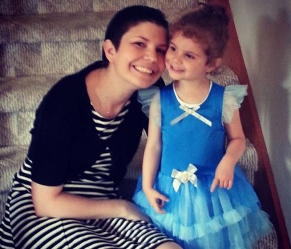 Gestul emotionant pe care l-a facut o mama bolnava de cancer, in faza terminala, pentru fiica ei de 4 ani Gestul emotionant pe care l-a facut o mama bolnava de cancer, in faza terminala, pentru fiica ei de 4 ani