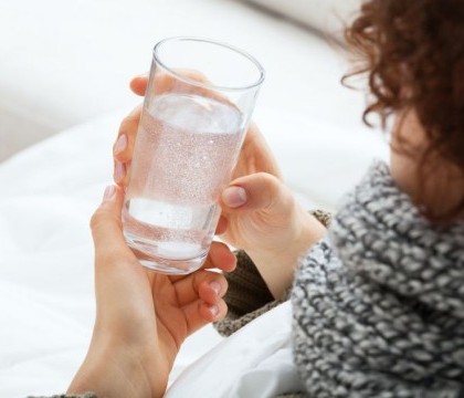 Expira apa? Motivul pentru care are un gust rau daca e lasata sa stea mai mult timp intr-un pahar