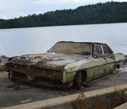 Ramasitele unui veteran, disparut acum 43 de ani, au fost gasite intr-o masina ridicata de pe fundul unui lac. VIDEO