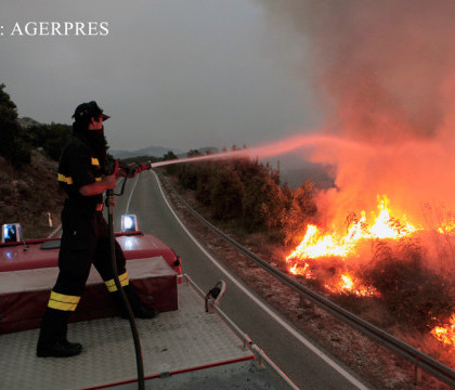 Canicula provoaca incendii uriase pe doua continente. In cea mai bogata regiune a lumii, pompierii fac economie la apa Canicula provoaca incendii uriase pe doua continente. In cea mai bogata regiune a lumii, pompierii fac economie la apa