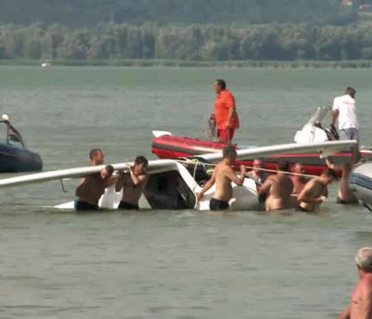Au ajuns cu avionul direct in apele lacului Balaton. Cum au reactionat turistii care au fost martori la accident Au ajuns cu avionul direct in apele lacului Balaton. Cum au reactionat turistii care au fost martori la accident