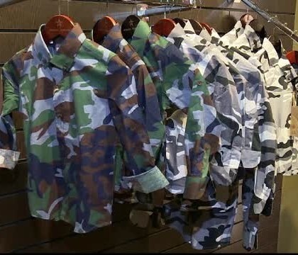 Haine de camuflaj si figurine cu rebelii care au invadat Crimeea. In Moscova s-a deschis un magazin cu suveniruri militare Haine de camuflaj si figurine cu rebelii care au invadat Crimeea. In Moscova s-a deschis un magazin cu suveniruri militare