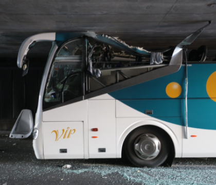 Acoperisul unui autocar, smuls la intrarea intr-un tunel, in nordul Frantei. Sase persoane au fost ranite Acoperisul unui autocar, smuls la intrarea intr-un tunel, in nordul Frantei. Sase persoane au fost ranite