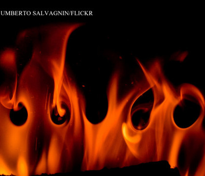A vrut sa scape de paduchi si in schimb a dat foc la casa. Incendiu intr-un sat din judetul Neamt, Romania A vrut sa scape de paduchi si in schimb a dat foc la casa. Incendiu intr-un sat din judetul Neamt, Romania