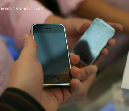 Politia chineza a descoperit o uriasa fabrica de iPhone-uri false, destinate exportului. Din ce erau facute telefoanele