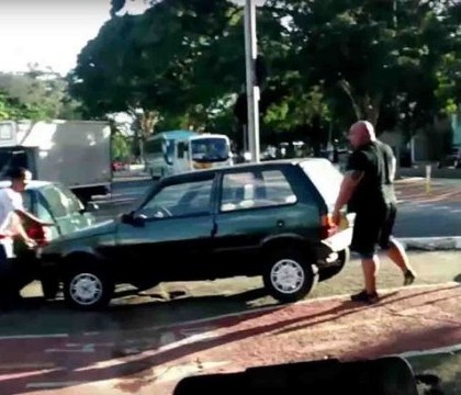 Reactia incredibila a unui ciclist dupa ce un sofer si-a parcat masina pe pista de biciclete. Martorii l-au felicitat. VIDEO Reactia incredibila a unui ciclist dupa ce un sofer si-a parcat masina pe pista de biciclete. Martorii l-au felicitat. VIDEO