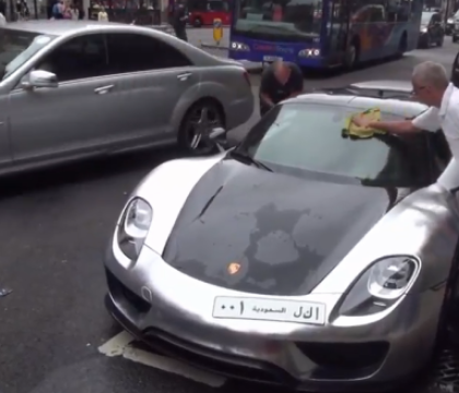 Haos pe o strada din Londra, in timp ce un bogatas isi spala Porsche-ul pe marginea strazii. Cine este proprietarul. VIDEO Haos pe o strada din Londra, in timp ce un bogatas isi spala Porsche-ul pe marginea strazii. Cine este proprietarul. VIDEO