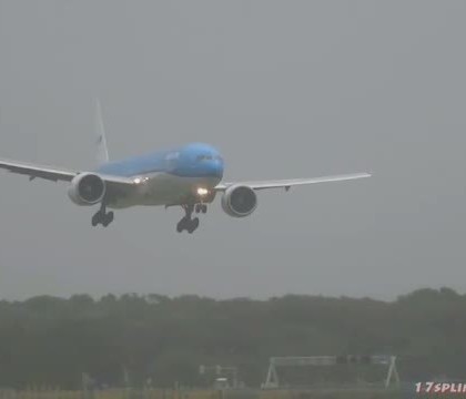 Imagini spectaculoase filmate in Olanda. Un pilot reuseste o aterizare la limita, in conditii de COD ROSU de furtuna - VIDEO Imagini spectaculoase filmate in Olanda. Un pilot reuseste o aterizare la limita, in conditii de COD ROSU de furtuna - VIDEO