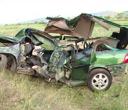 A murit inainte de nunta, iar iubita lui a supravietuit. Tragedia s-a petrecut la cateva ore dupa ce si-a cumparat masina A murit inainte de nunta, iar iubita lui a supravietuit. Tragedia s-a petrecut la cateva ore dupa ce si-a cumparat masina