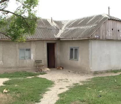 Casa ororilor din Iasi unde un barbat de 67 de ani viola doua fetite de 5 si 6 ani. Mama fetelor era si ea pozata goala de el Casa ororilor din Iasi unde un barbat de 67 de ani viola doua fetite de 5 si 6 ani. Mama fetelor era si ea pozata goala de el
