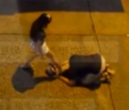 Umilinta la care a fost supus un barbat de fosta iubita. S-a intamplat in mijlocul strazii si imaginile au ajuns pe internet Umilinta la care a fost supus un barbat de fosta iubita. S-a intamplat in mijlocul strazii si imaginile au ajuns pe internet