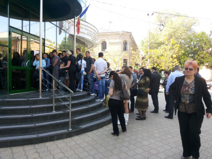 Registrul, luat cu asalt de moldoveni. S-a format coada in fata oficiului inca de la primele ore ale diminetii. FOTO