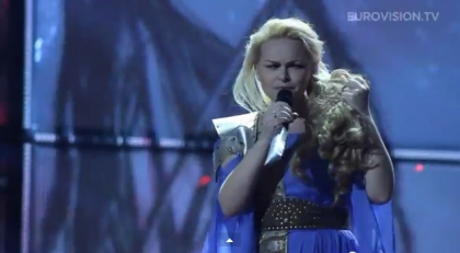 Cristina Scarlat si-a smuls parul din cap pe scena de la Eurovision. Ce a impins-o sa faca una ca asta. VIDEO