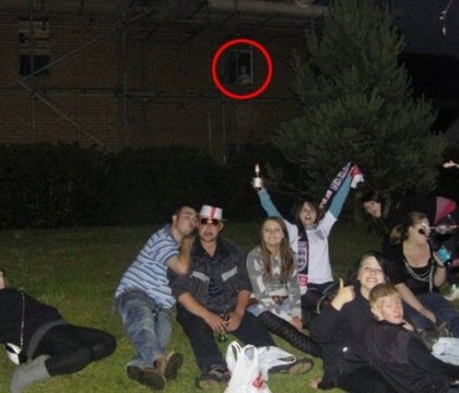 Acesti tineri au facut o poza de grup, dar ce-au vazut in imagine i-a ingrozit. Detaliul infricosator pe care l-au observat - FOTO