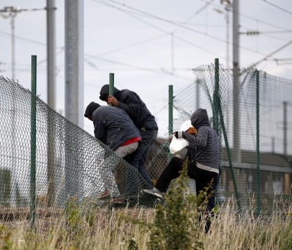 Sunt dispusi sa riste moartea, ca sa ajunga in Marea Britanie. Sute de imigranti se agata de trenuri sau camioane in mers Sunt dispusi sa riste moartea, ca sa ajunga in Marea Britanie. Sute de imigranti se agata de trenuri sau camioane in mers