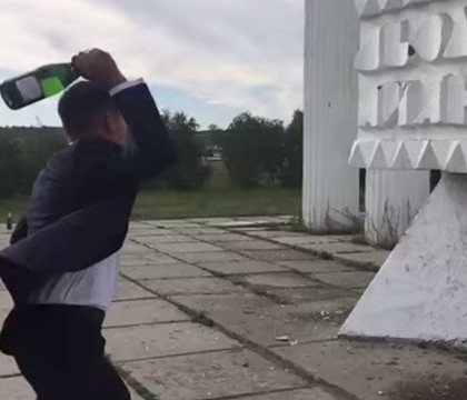 Ce a patit un barbat dupa ce a aruncat o sticla de sampanie intr-un zid. Nu se astepta in nicio secunda sa se intample asta