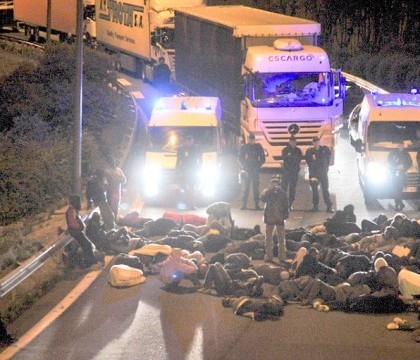 Tensiunile continua la Calais, Franta. 200 de imigranti au blocat drumul catre Eurotunel: "Suntem oameni, nu animale". FOTO