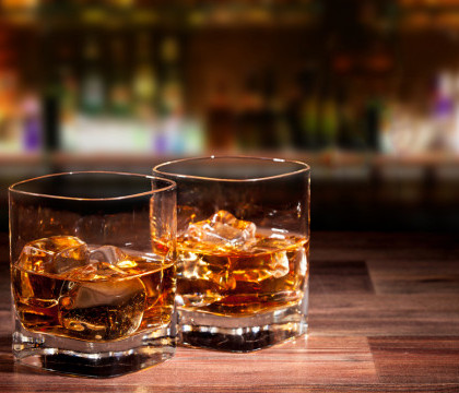 Mii de sticle cu bauturi contrafacute, in China, si doi barbati arestati. Ce substanta era amestecata in alcool Mii de sticle cu bauturi contrafacute, in China, si doi barbati arestati. Ce substanta era amestecata in alcool