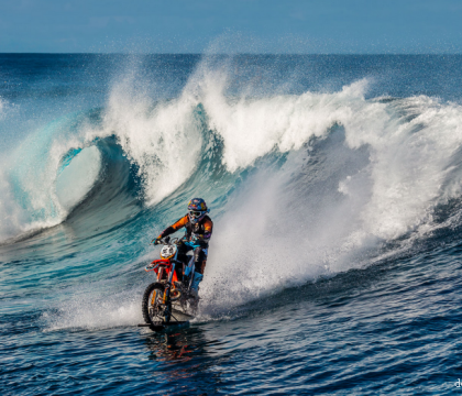 Dublura lui James Bond, cascadorii mai ceva ca-n filme. Cum a fost posibil sa urce cu motocicleta pe un val urias din Tahiti Dublura lui James Bond, cascadorii mai ceva ca-n filme. Cum a fost posibil sa urce cu motocicleta pe un val urias din Tahiti