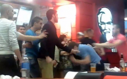 BATAIE IN MASA intr-un mall din capitala! Cativa indivizi se iau la PUMNI in vazul tuturor. VIDEO BATAIE IN MASA intr-un mall din capitala! Cativa indivizi se iau la PUMNI in vazul tuturor. VIDEO