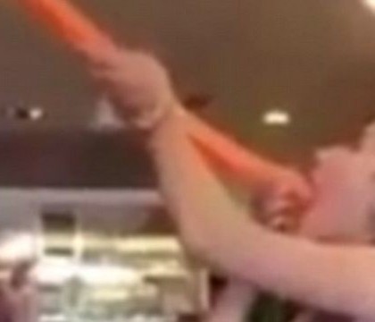 Trucul prin care o tanara a ajuns cunoscuta pe Facebook. Ce reuseste sa faca fata cu un balon. VIDEO