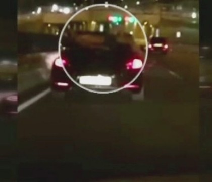 Turist, pe jumatate gol, dornic de senzatii tari: a stat pe portbagajul unei decapitabile care mergea cu 100 de km pe ora Turist, pe jumatate gol, dornic de senzatii tari: a stat pe portbagajul unei decapitabile care mergea cu 100 de km pe ora