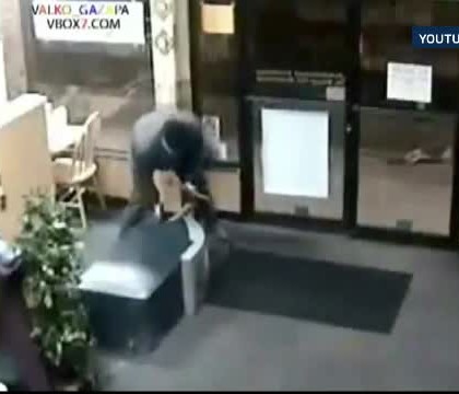 Patru indivizi au furat un bancomat cu totul in 60 de secunde, in Bucuresti. Cati bani vor gasi cand il vor deschide