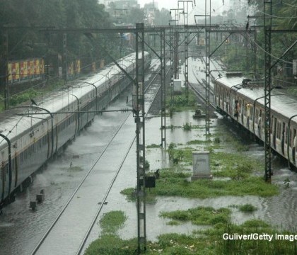 Doua trenuri supraaglomerate din India au deraiat. Sunt cel putin 27 de morti si 40 de raniti. FOTO